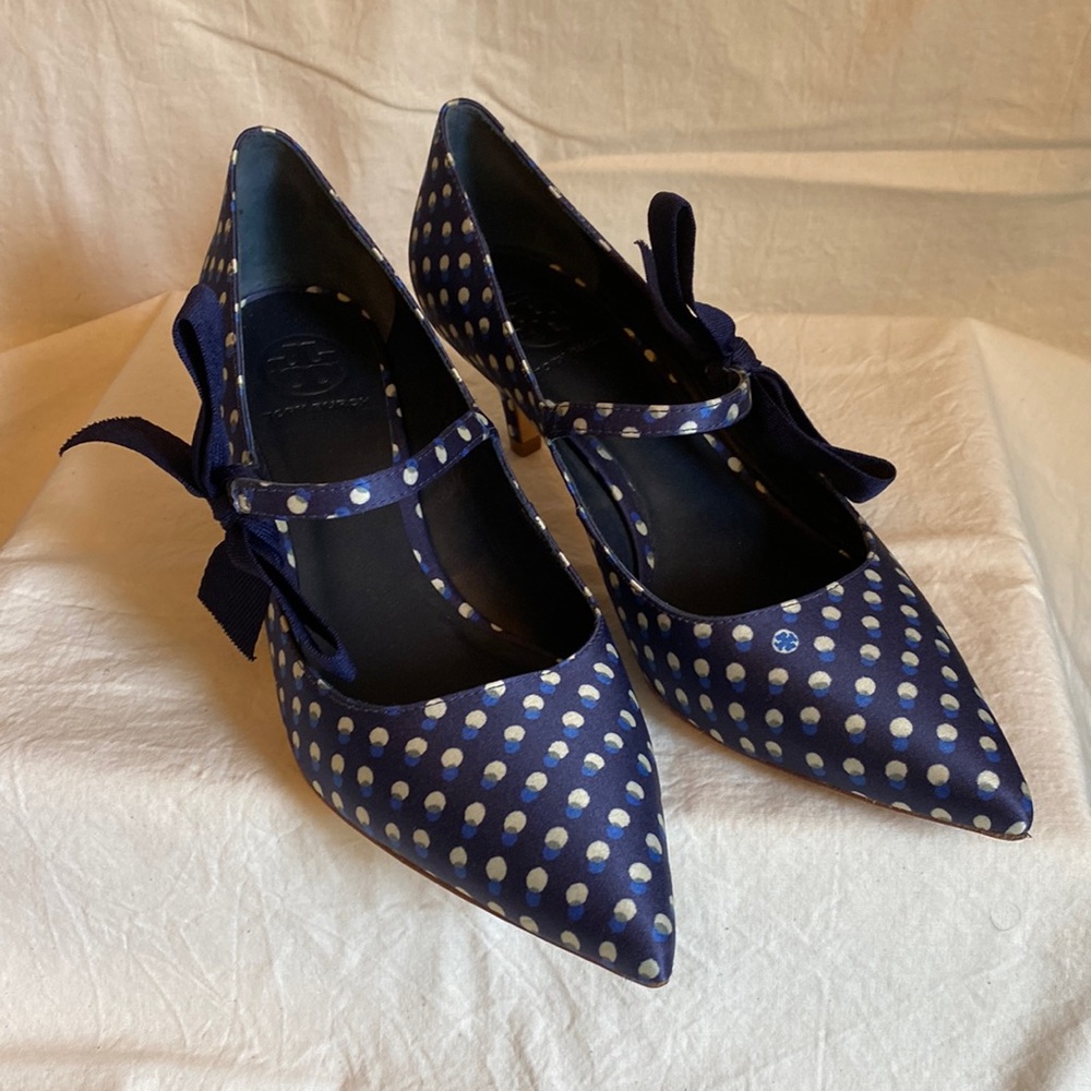 Tory Burch Women’s “Beverly” Polka-Dot Satin Point Bow Kitten Heel.  Size 9.5M